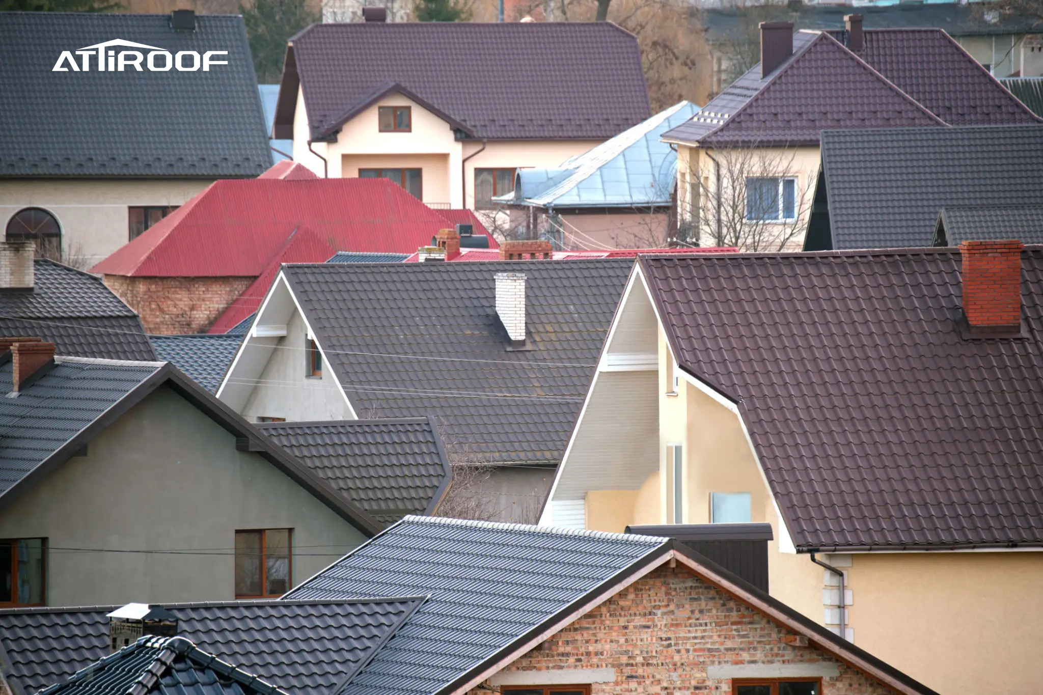 Diversas coberturas residenciais com diferentes estilos e cores, apresentando materiais de cobertura metálica e telha, com o logotipo attiroof visível. Diversas coberturas residenciais com diferentes estilos e cores, apresentando materiais de cobertura metálica e telha, com o logotipo attiroof visível.