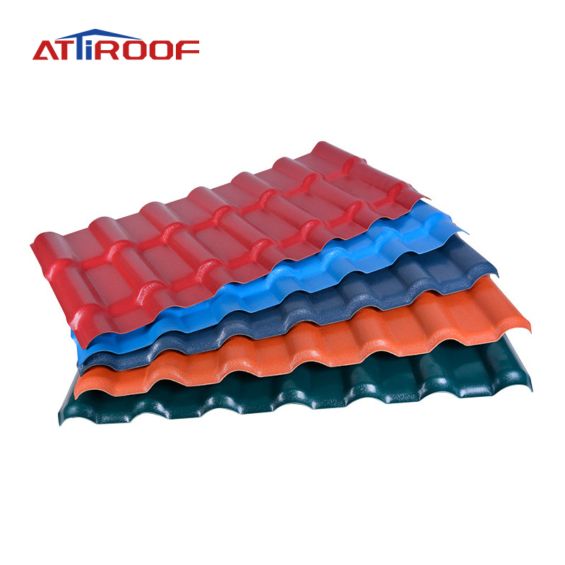 Telhas empilhadas de resina sintética ATiROOF em diversas cores vermelho, azul, laranja e verde, destacando as opções de coberturas duráveis e coloridas.