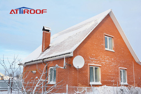 Cena de inverno de uma casa aconchegante com ATiROOF coberto de neve, exemplificando a durabilidade e o isolamento do telhado em climas frios. Cena de inverno de uma casa aconchegante com ATiROOF coberto de neve, exemplificando a durabilidade e o isolamento do telhado em climas frios.