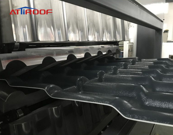 Processo de fabricação de telhas de resina sintética preta em máquinas de linha de produção.