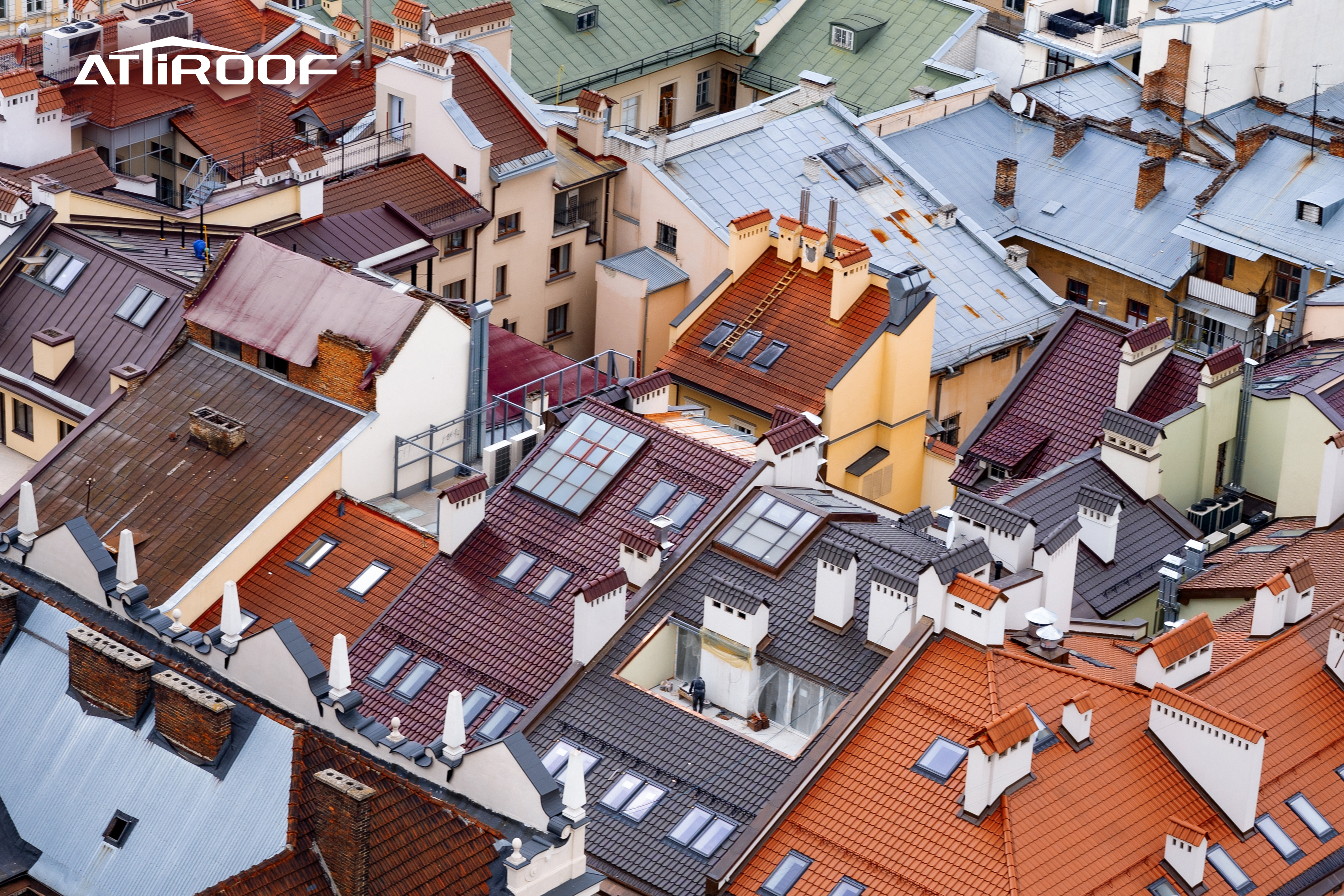 Vista aérea de um bairro denso com uma variedade de telhas texturizadas de resina sintética em diversas cores. Vista aérea de um bairro denso com uma variedade de telhas texturizadas de resina sintética em diversas cores.