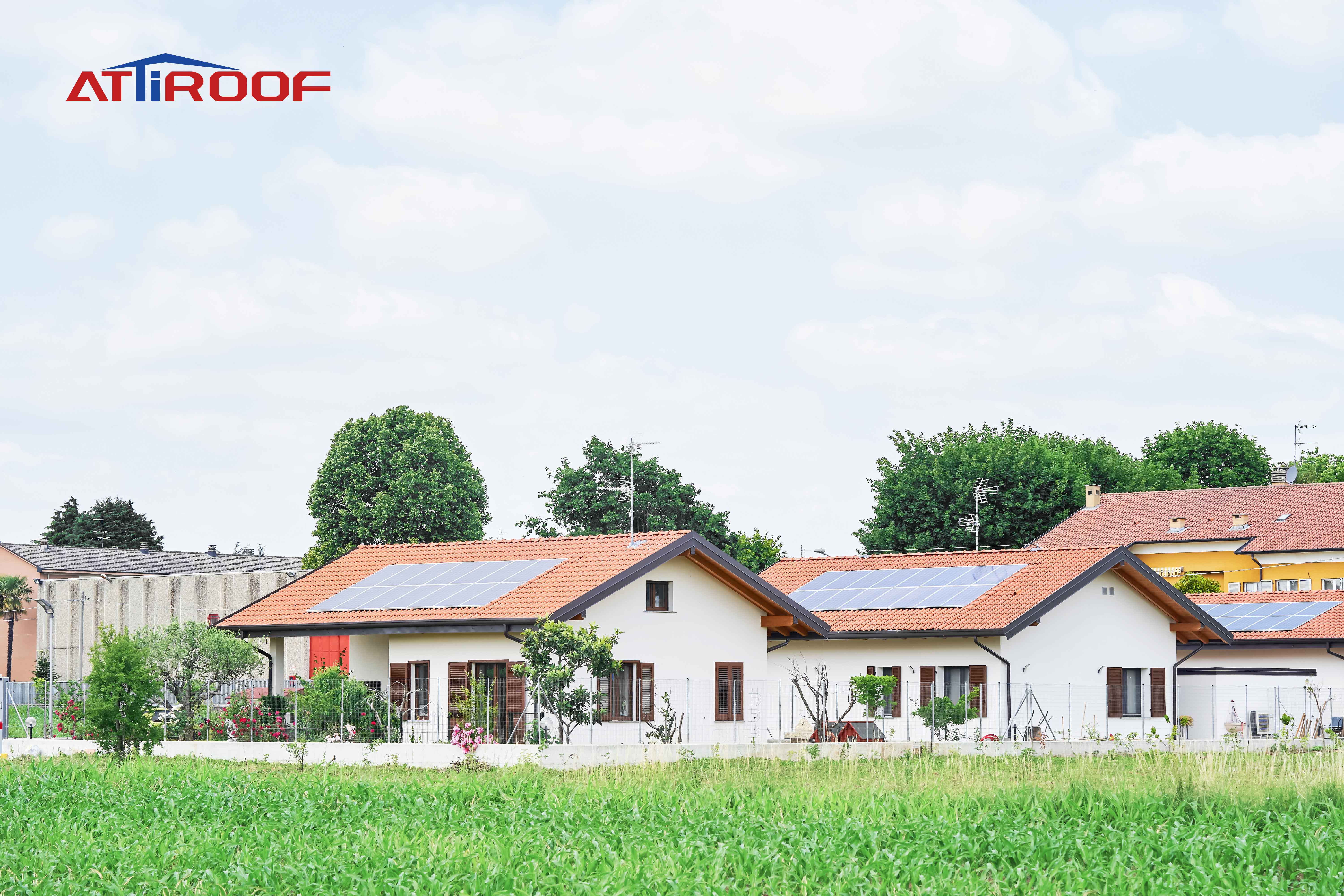 Casas com telhas de resina sintética e painéis solares, apresentando um exemplo real de integração de soluções de energia renovável com materiais de cobertura modernos. Casas com telhas de resina sintética e painéis solares, apresentando um exemplo real de integração de soluções de energia renovável com materiais de cobertura modernos.