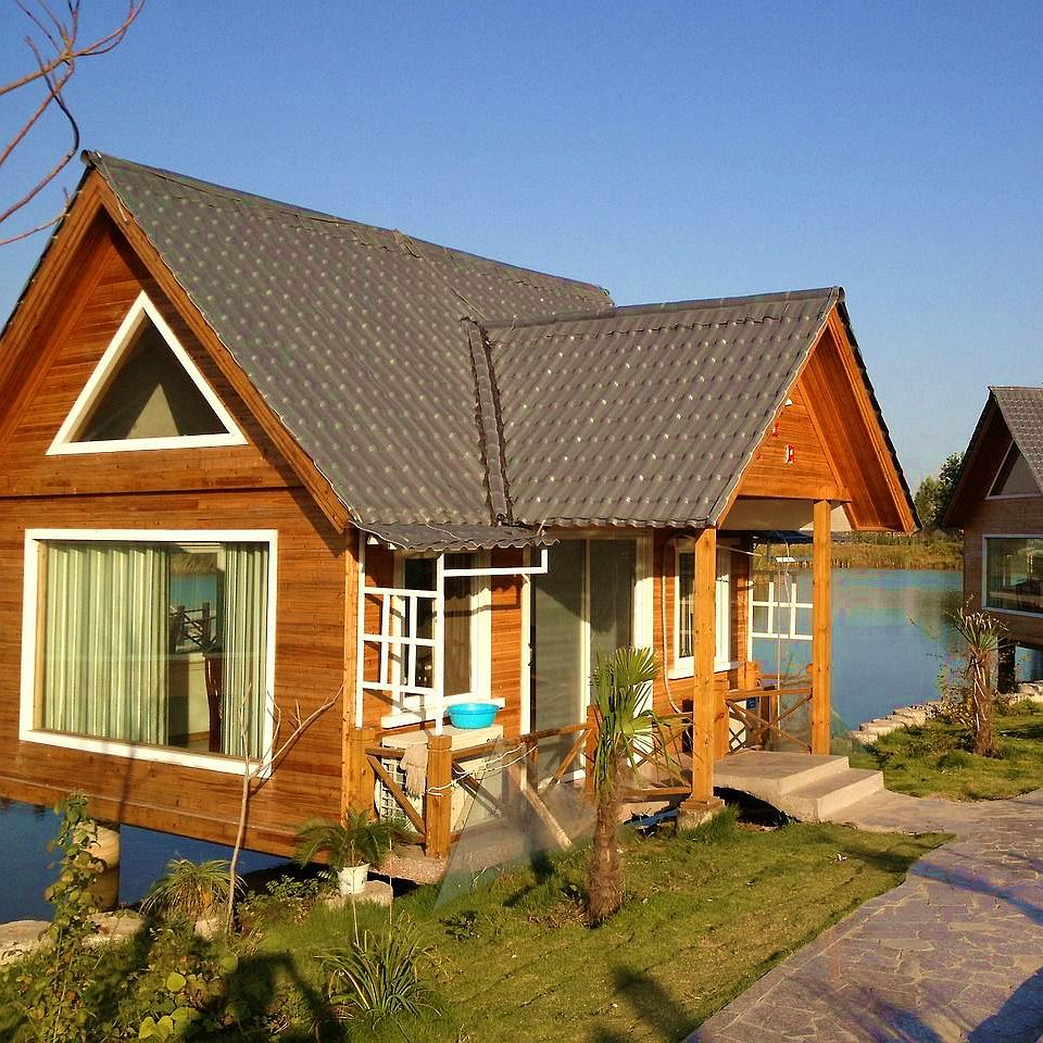 O telhado de uma cabana tranquila à beira de um lago na Califórnia é coberto por telhas de resina cinza texturizadas e elegantes.
