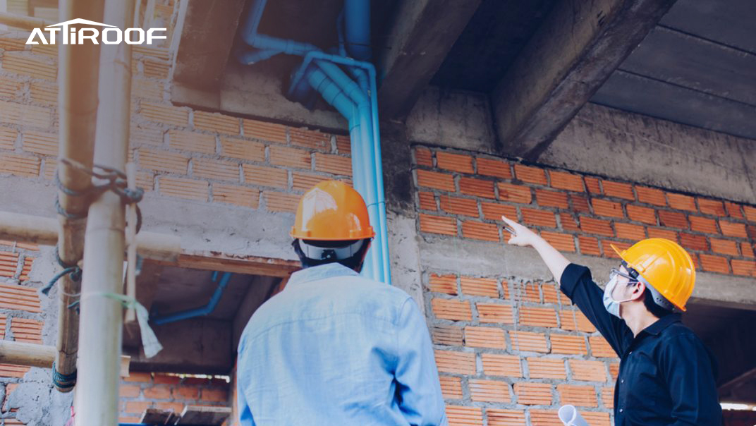 Imagem de uma discussão com empreiteiros de coberturas sobre os termos de garantia em um canteiro de obras. Imagem de uma discussão com empreiteiros de coberturas sobre os termos de garantia em um canteiro de obras.