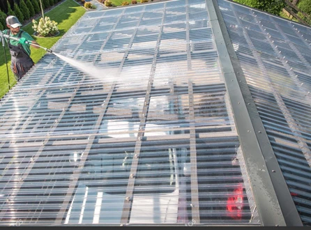 Pain&eacute;is de telhado transparentes: a solu&ccedil;&atilde;o transparente ideal para casas modernas